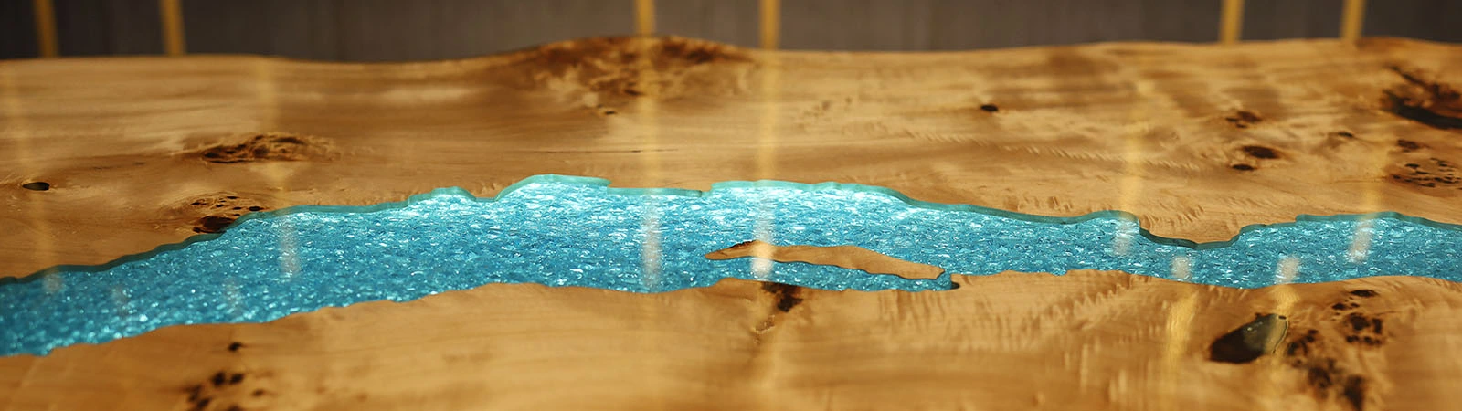 Стол-река из слэба и эпоксидной смолы на заказ